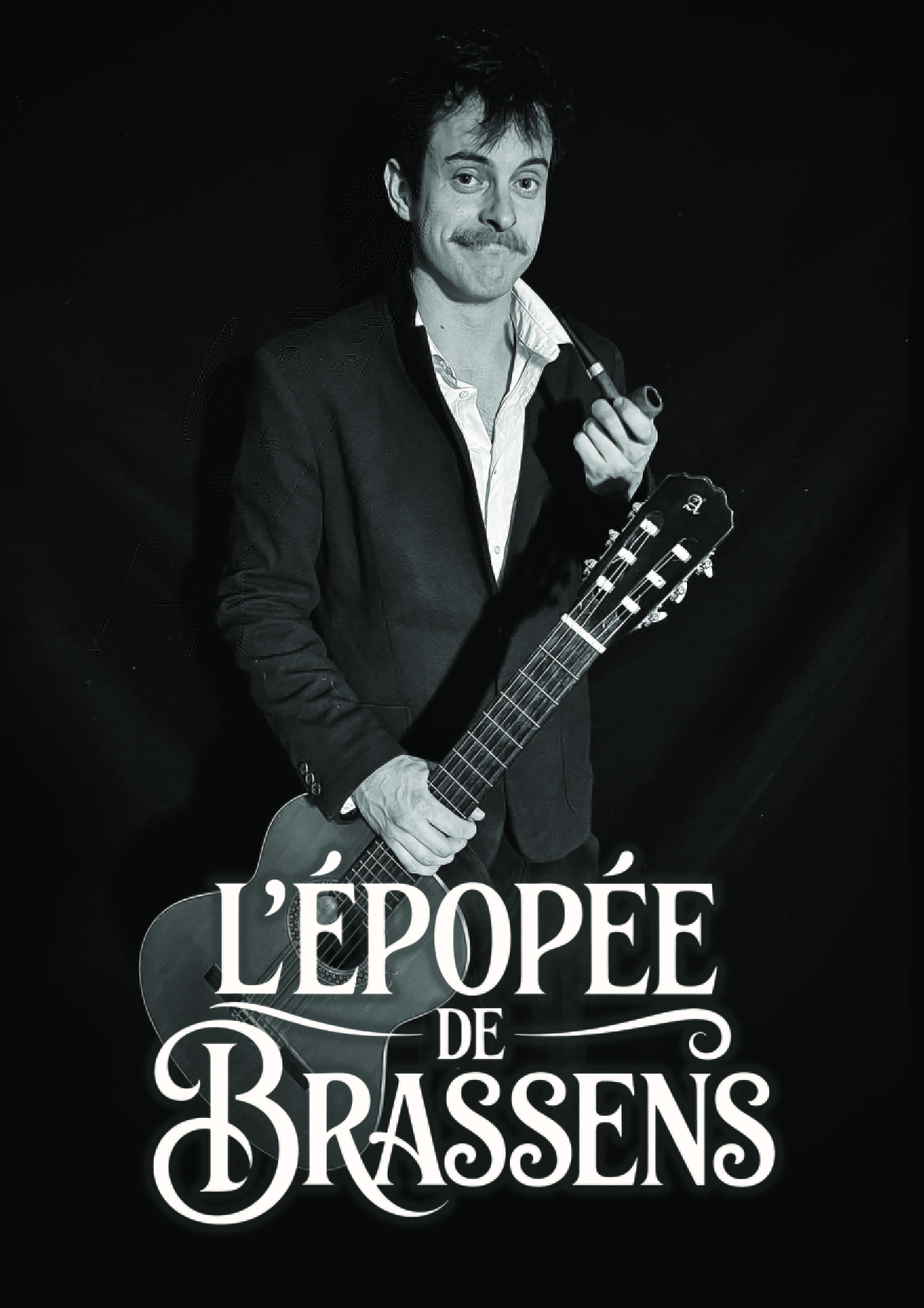 L'épopée de Brassens / Le baroudeur musical / Photo en noir et blanc d'un homme en costume avec une guitare à la main et une moustache