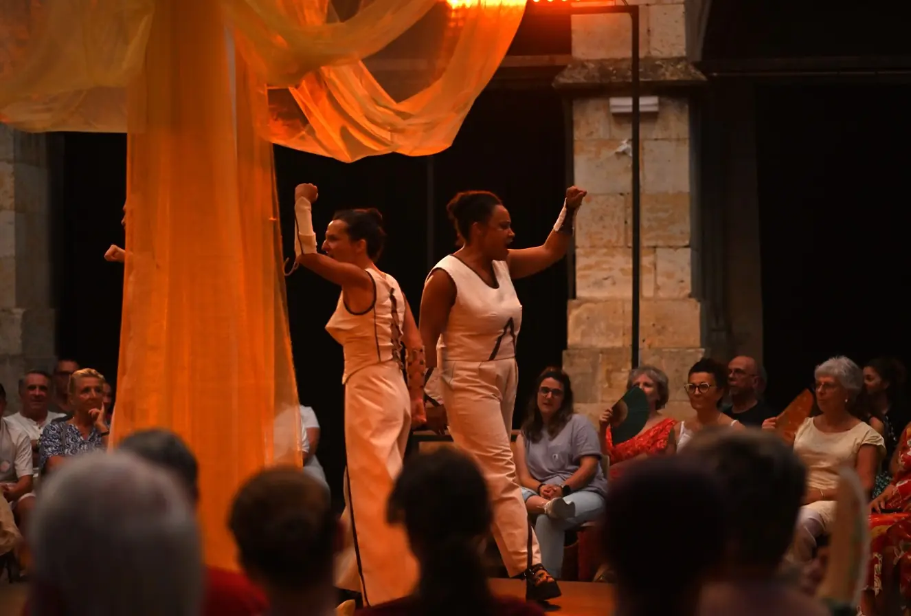 Deux femmes en toges brandissent leur poing en l'air