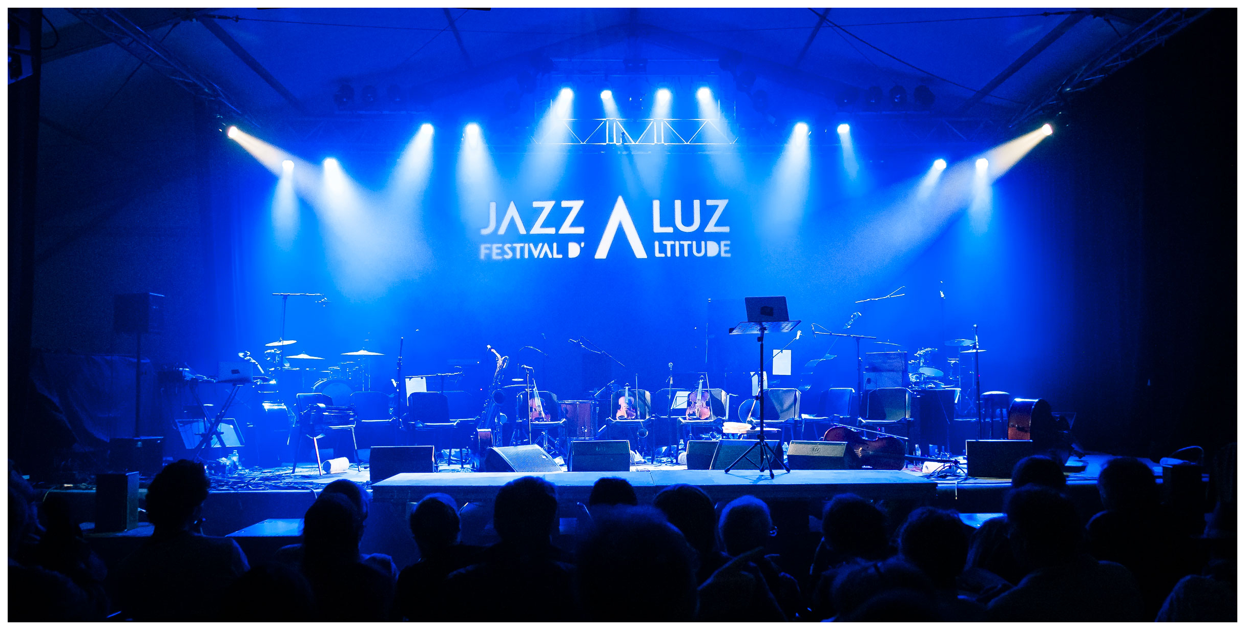 Scène de concert aux couleurs bleues du festival Jazz à Luz Franck Brouillet