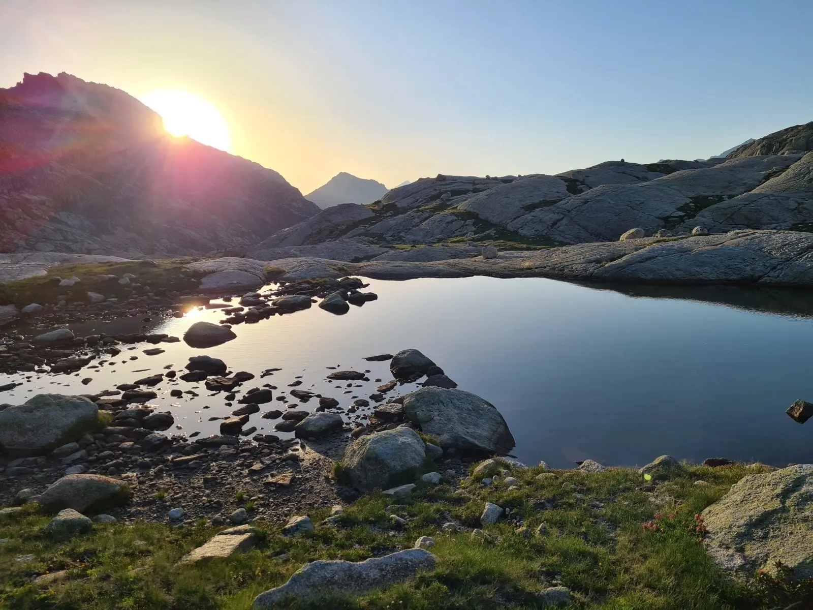 Lac de montagne au petit matin