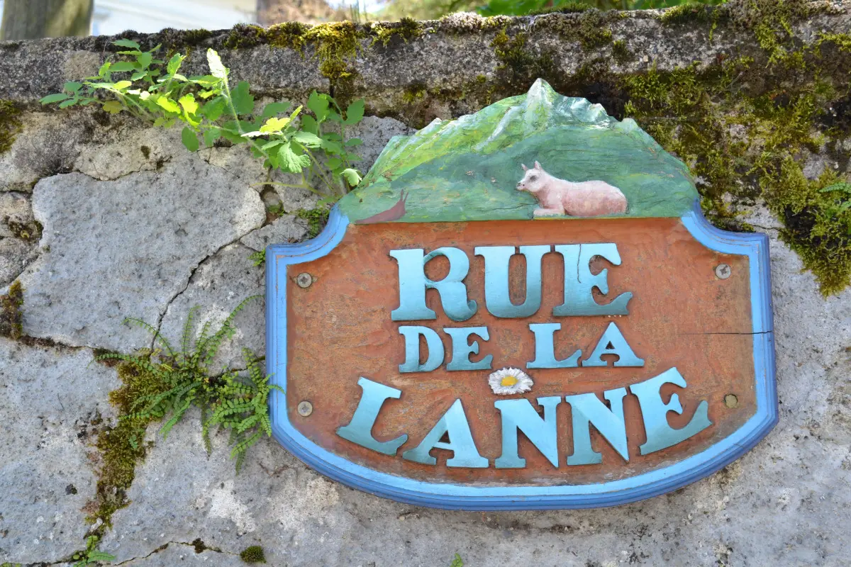 Photo d'un panneau de rue en vois Rue de la Lanne crédit Chantal Verdier