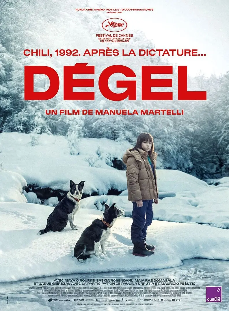 une fille avec deux chiens l'hiver