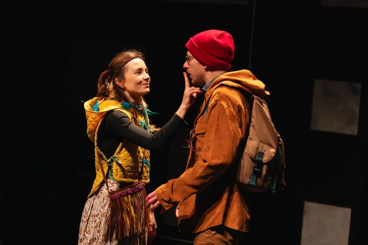 un homme une femme ensemble sur scene